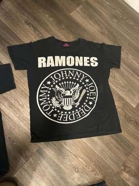 Ramones Seal Logo 1-2-3-4 Punk Rock T-Shirt Black